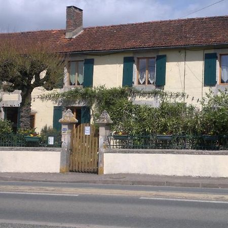 Bed and Breakfast La Maison Jaune Bouresse Exteriér fotografie