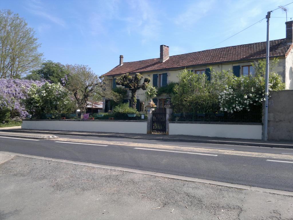 Bed and Breakfast La Maison Jaune Bouresse Exteriér fotografie