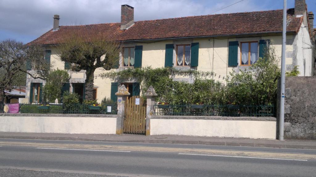 Bed and Breakfast La Maison Jaune Bouresse Exteriér fotografie